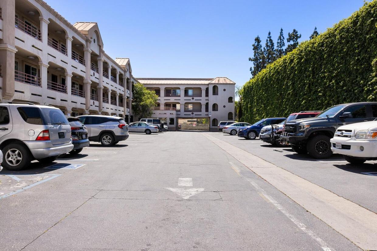 Paradise Lodge - Canoga Park, Los Angeles — Photos 1